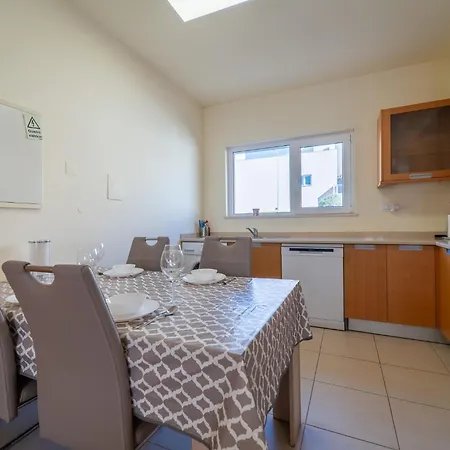 Burguna Apartment, 500m From Apartment *